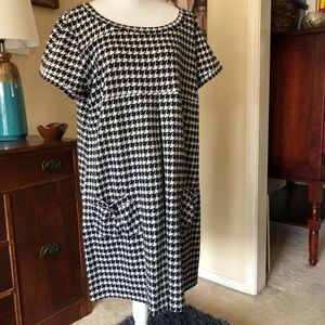 Cutest houndstooth dress with pockets